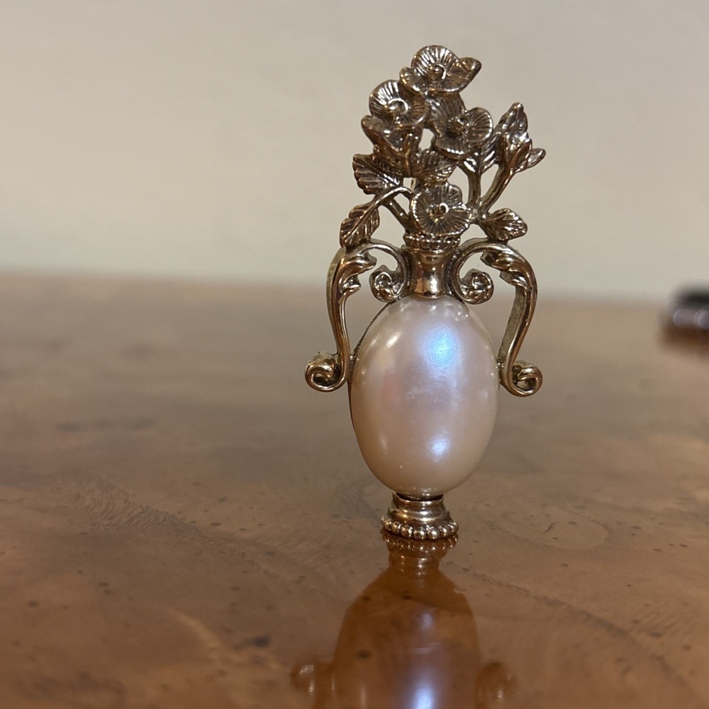 1928 Brand Vintage Gold Tone Faux Pearl Flower Bouquet In Vase Brooch Pin - Picture 2 of 5